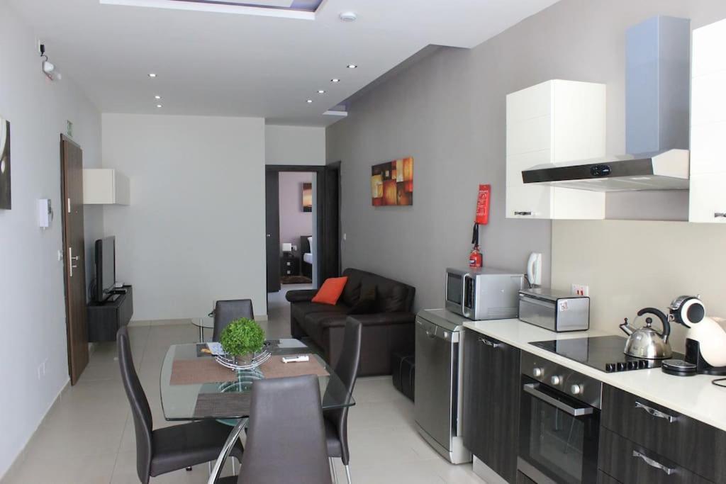 Sunny 2 Bedroom, 2 Bathrooms, Seaside Apt. Sliema Exterior foto
