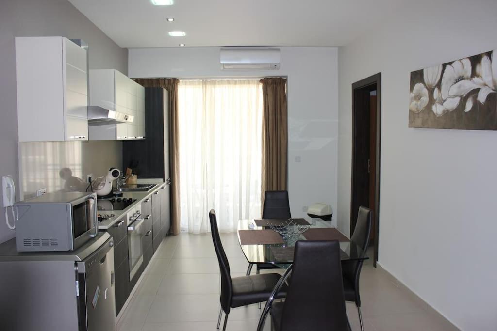 Sunny 2 Bedroom, 2 Bathrooms, Seaside Apt. Sliema Exterior foto